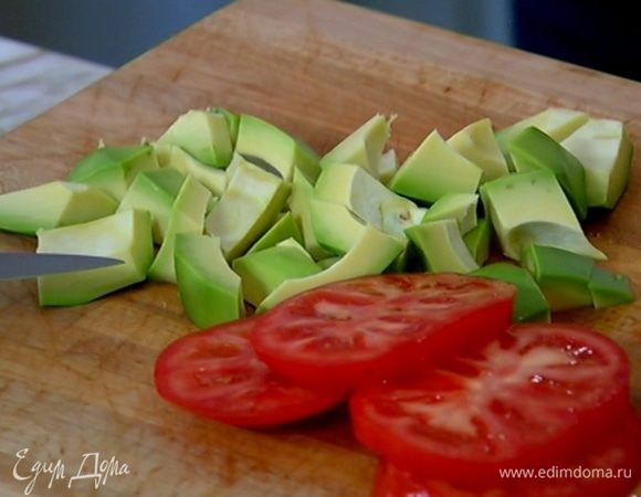 Авокадо почистить и, удалив косточку, нарезать небольшими кусочками.