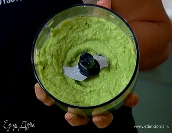 Приготовить соус: соединить в чаше блендера авокадо, чеснок, лимонный сок, 1 ст. ложку оливкового масла, посолить, поперчить и взбить все в однородную массу.