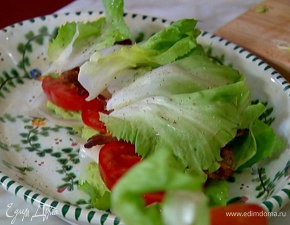 Половину листьев салата поместить на блюдо, сверху выложить немного соуса из авокадо, разложить кружки помидоров и обжаренную грудинку. Смазать все оставшимся соусом, накрыть салатными листьями, посолить и поперчить. 