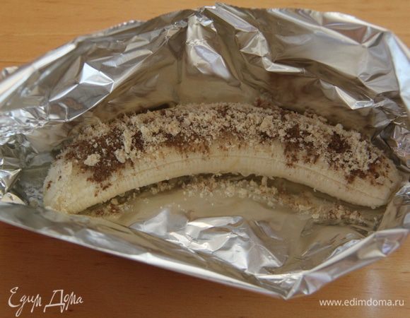 Сверху - молотый миндаль.