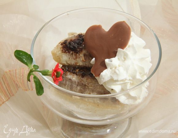 Запечатать лодочку из фольги. Запекать в предварительно разогретой до 200*С духовке 10 минут. Подавать десерт тёплым, со взбитыми сливками. Украсить по своему желанию и возможности.
