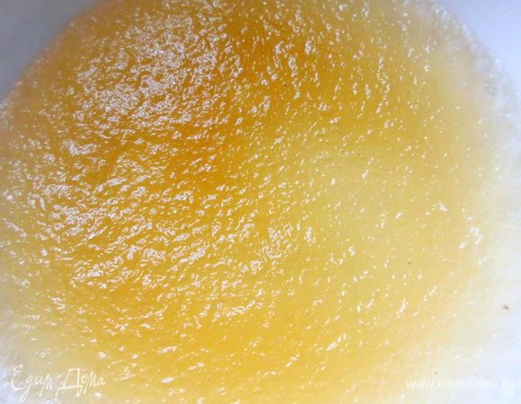 Желатин замочить в 6 ст.л. холодной воды и оставить на 10-15 минут.