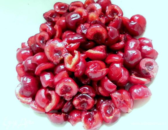 Черешню промыть, разрезать на половинки, удаляя косточки.