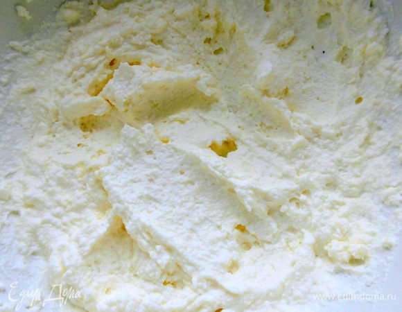 Творог взбить миксером до образования воздушной и однородной массы. 