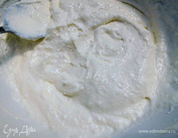Сливки слегка взбить с сахарной пудрой (я положила 2 ст. л.) и ванильным сахаром( несколько капель ароматизатора). У меня сливки практически не взбились, но в данном рецепте это не страшно. Если взбились хорошо, то перемешать их с творогом и готовить дальше по рецепту. Если нет, добавить их к творогу и немного взбить все миксером. Попробовать на сладость. Мне показалось, что 2 ст. л. пудры- просто идеально.