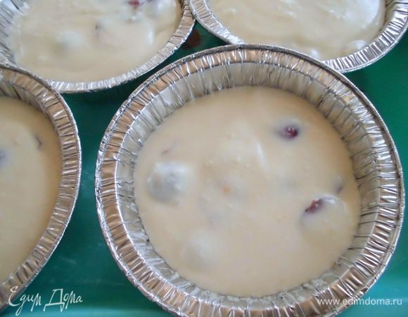 Желатин распустить на огне или на водяной бане, добавить к творожно-сливочной массе, туда же добавить черешню, слив с нее лишний сок. Выложить мусс в формочки( я для перестраховки смазала их сливочным маслом, хотя думаю, это не обязательно), он будет схватываться на глазах. Убрать в холодильник минимум на 1 час. 