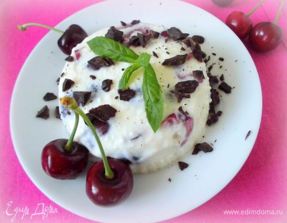 Готовый десерт опустить на несколько секунд в горячую воду и перевернуть на тарелку. Присыпать нарубленным шоколадом и украсить по вкусу. Приятного аппетита!