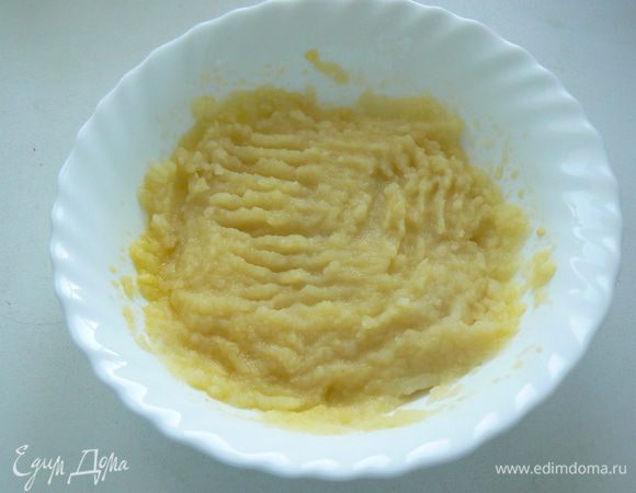 Сварите картофель «в мундире», очистите и разомните в пюре с маслом, солью и частью воды по рецепту.