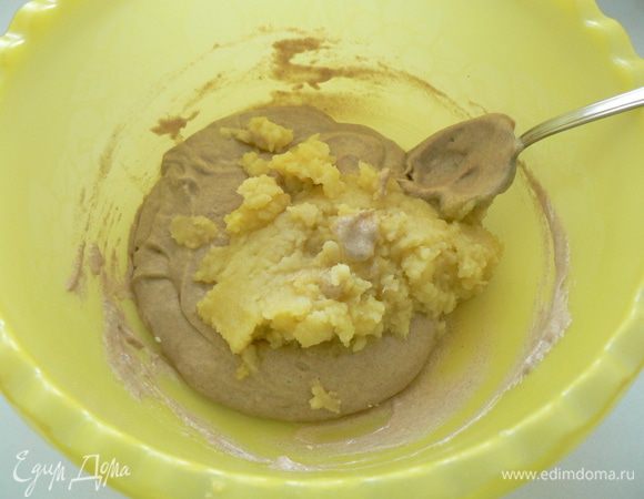 Выложите картофельное пюре и закваску