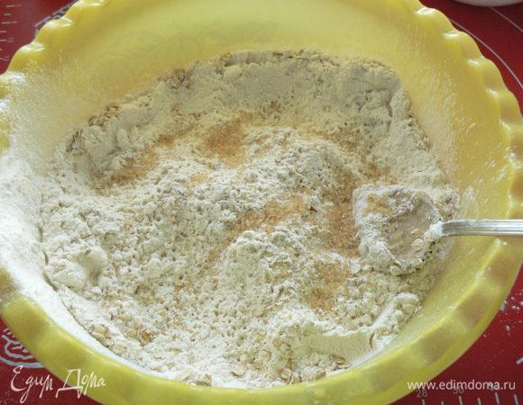  добавьте муки, влейте воду ,хлопья,масло