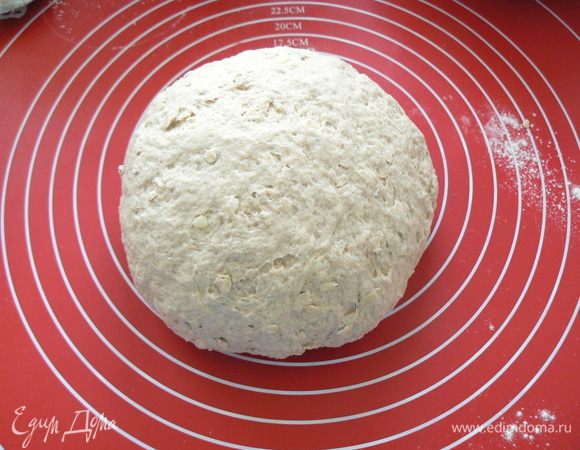 вымесите мягкое тесто.Положите тесто в чистую миску, смазанную растительным маслом, затяните миску пленкой и оставьте для брожения на 40 минут. 