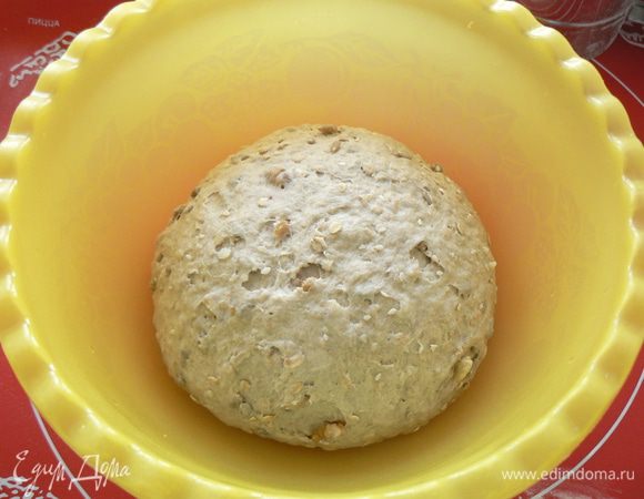 Верните тесто в миску, затяните пленкой и оставьте в тепле на 1-1,5 часа до увеличения вдвое.