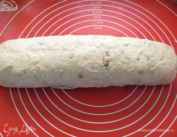 Уложите тестовую заготовку на пергамент швом вниз. Накройте  пластиковым пакетом. 