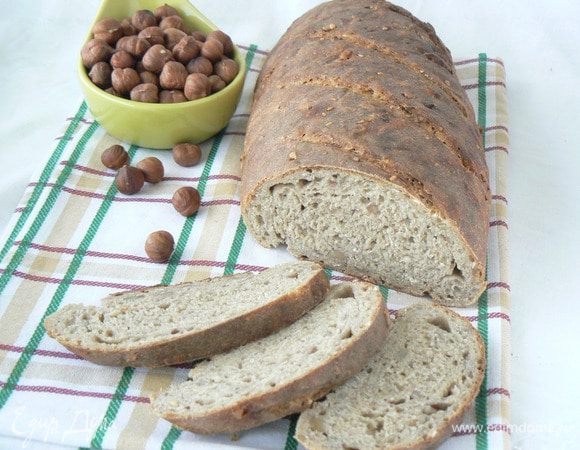 Выпечка
На поду, при 230 °С в течение 10-15 минут с паром, затем при 200 °С без пара до готовности, всего 35-45 минут. Остудите батон на решетке.