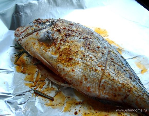 Полить рыбу маслом внутри и снаружи, присыпать специями и перцем. В брюшко спрятать по веточке розмарина. Запекать рыбу при 170*С около 30 минут.