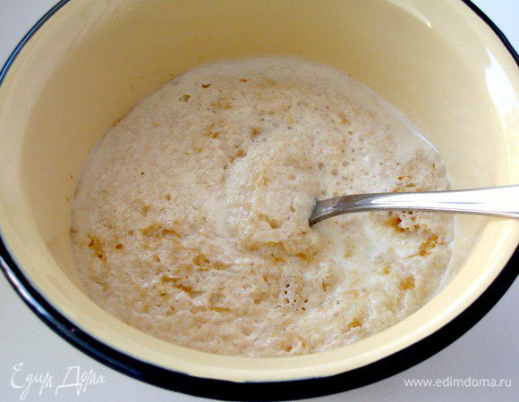 Смешать дрожжи с сахаром и теплым молоком. Дать постоять 10 минут.