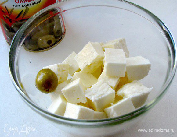Сыр нарезать небольшими кубиками,  размером с оливку.