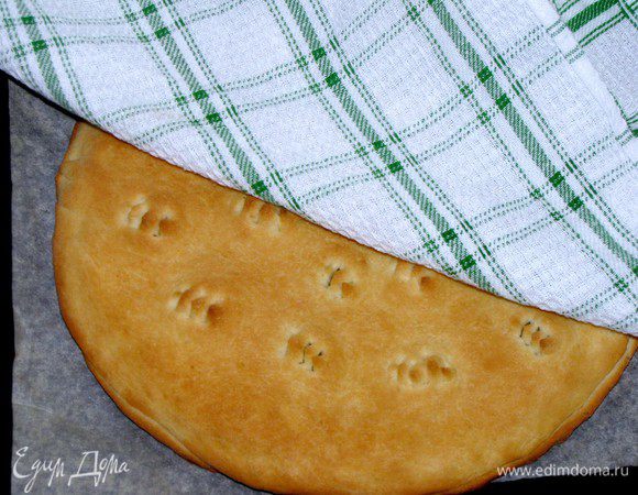 Выпекать при 200 град. до готовности. Примерно 20-30 минут, в зависимости от вашей духовки. Готовую фокаччу накрыть полотенцем и оставить отдохнуть несколько минут.