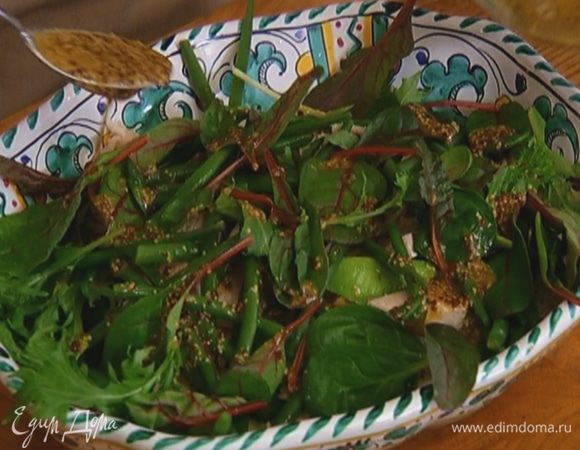 Полить заправкой салат, если нужно, посолить.