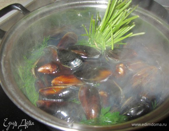 Закипятим воду...соберем букет из укропа и петрушки, посолим воду....добавим зелень и вино...
