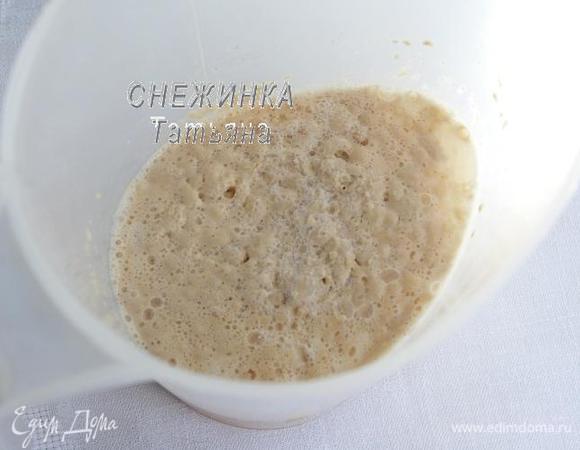 В минеральную газированную воду комнатной температуры добавляем мёд и дрожжи, перемешиваем. Оставляем на 10 минут.