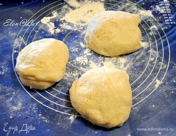 Тесто я замешиваю в хлебопечке, если Вы такой еще не обзавелись, то смешайте в миске все ингредиенты для теста, хорошо вымесите, и накрыв полотенцем дайте подойти в теплом месте (пока объем не увеличится вдвое). 
Пока тесто подходит, сделайте маковую начинку. 
Для этого: Мак залить кипятком оставить на 30 минут. 
Воду слить, растереть мак с сахаром и медом.   

 Когда тесто будет готово. Обмять его и разделить на три равные части. Раскатать каждую в длинный прямоугольник, достаточно тонко. 