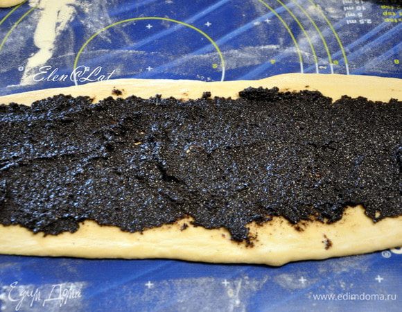 На каждую выложить свою начинку и распределить по всей поверхности.

Маковая начинка: