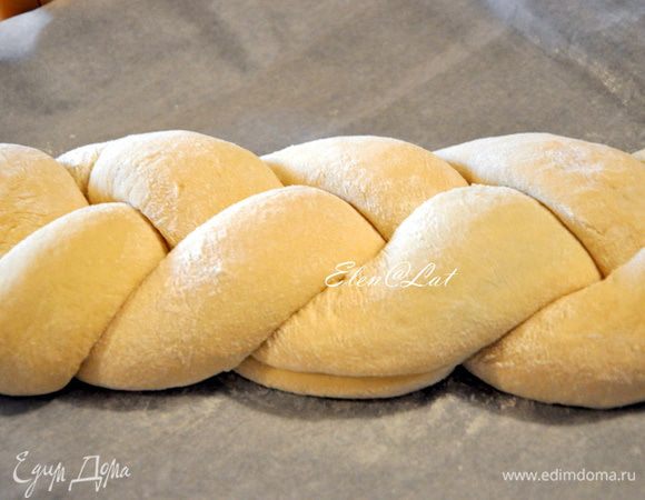 Затем из трех жгутов сплести косичку, обычную косичку. Края хорошо защипать. Переложить аккуратно на противень, застеленный пергаментом и оставить в теплом месте минут на 20-30.
