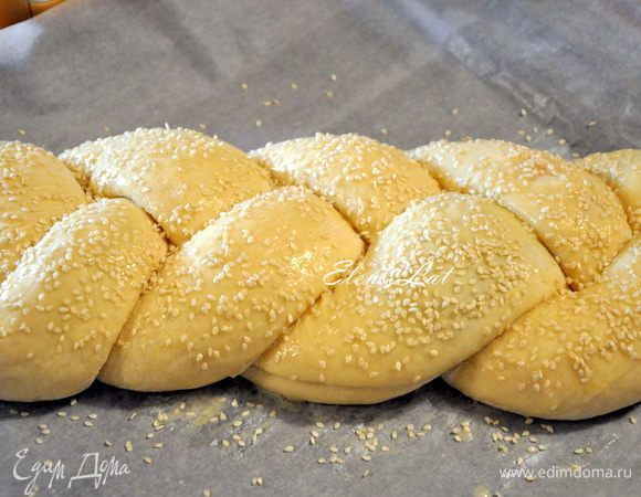 Затем смазать поверхность взбитым яйцом и посыпать кунжутом. Выпекать в предварительно разогретой до 180С духовке, до золотистого цвета.
