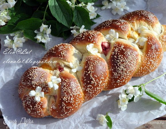  Готовность рулета проверяем деревянной шпажкой. если сухая, значит плетенка созрела и пора вынимать. Если вдруг нет, а верх уже зарумянился, то накройте плетенку сверху бумагой для выпечки или фольгой. Когда плетенка испечется, остудить и нарезав порционно звать всех домочадцев и уплетать за обе щеки, таков приказ)))) 
Приятного аппетита!!!!!!!!!!!!!!!!!!!!!