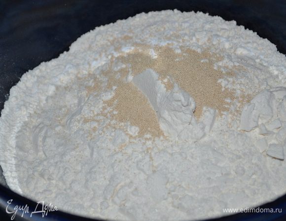 Слегка смажем противень. Или выложим бумагу для выпечки.
Муку, соль и сахар, дрожжи смешаем в большом блюде.