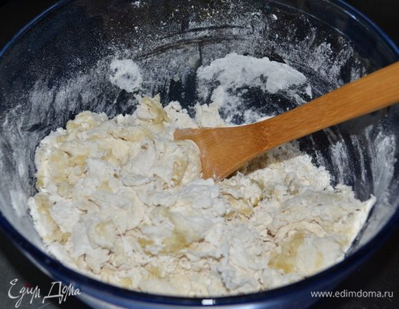 Добавим олив.масло и воду теплую. Используем деревянную ложку при перемешивание, а потом руками.