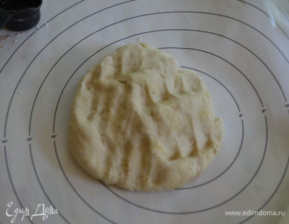 На рабочую поверхность слегка выложим муки,выложим тесто и обминаем примерно 5 мин. Тесто должно быть эластичным и мягким.
(А мне, к примеру нравится метод, когда замешивают в начале в небольшом кол-ве муку и дрожжи, тесто там намного "пушистей" на мой взгляд.)