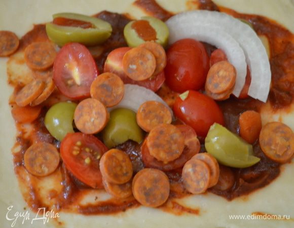 Томаты, если крупные, порежем на небольшие кусочки аккуратные, если сорт черри - напополам. Разложим все приготовленное для топпинга поверх томатного соуса, затем сыр Чеддар.
Поставим в теплое место на 30 мин. 