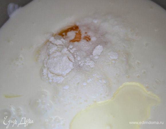 Соединяем кефир, яйцо, соль, разрыхлитель. подсолнечное масло, взбиваем венчиком.