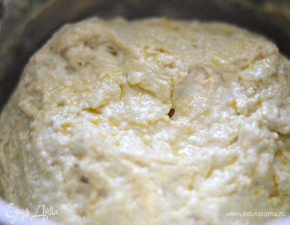 Смазываем тесто оливковым маслом и оставляем на минут 30, чтобы тесто немного отдохнуло.