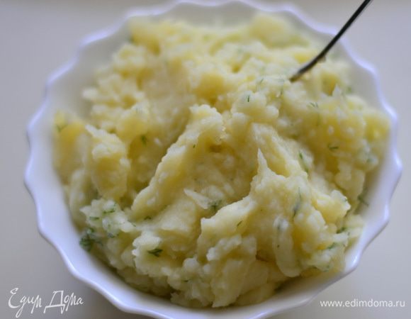 Готовим картофельную начинку. Картофель отвариваем как на пюре, я добавила туда чесночек и укропчик. Для мясного фарша,мясо измельчить с луком в мясорубке.