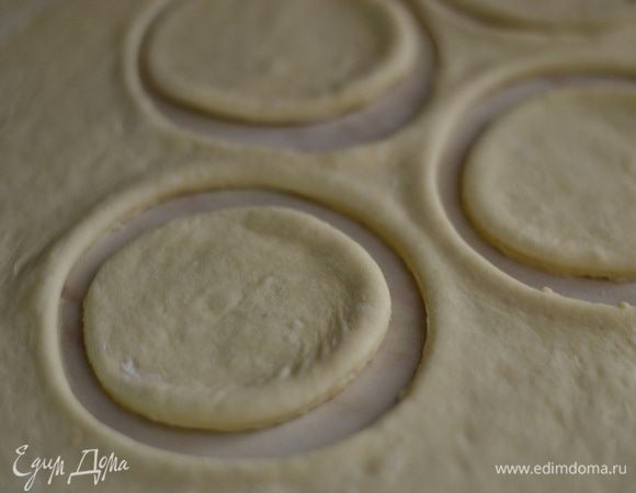 ,выдавливаем стаканчиком круги,