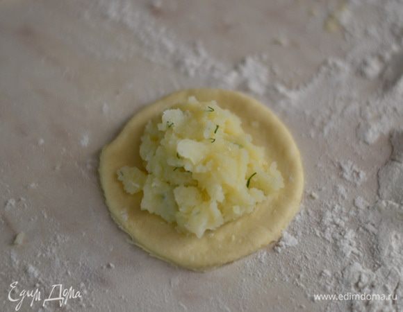 кладем картофельную начинку, так же все проделываем и с мясной,