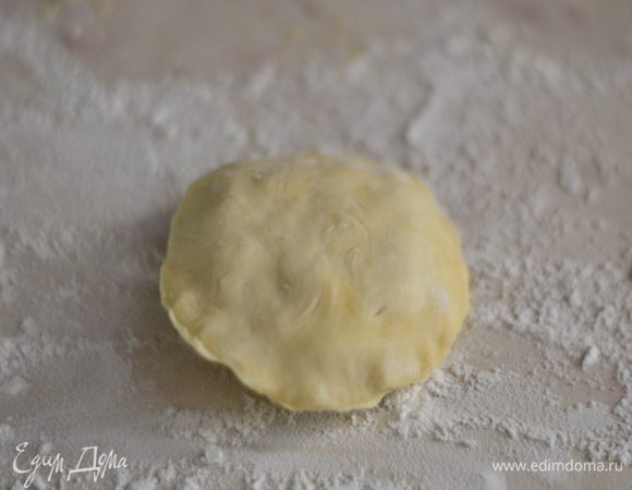 сверху ложем другой круг и лепим пирожок .