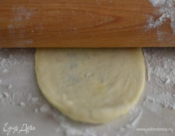 Раскатываем слегка скалкой,