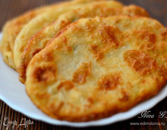 жарить пирожки  в небольшом количестве подсолнечного масла на среднем огне. затем готовые пирожки выложить на салфетку, чтобы лишнее масло впиталось и они не были жирными. Сверху слегка посолить, прям на пирожочек. это очень вкусно! Приятного аппетита!