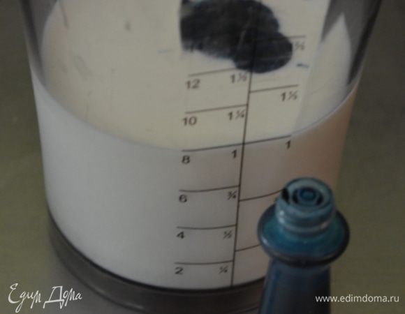 Итак готовим первый слой , кол-во молока идет в зависимости от кол-ва ячеек в формочке и ее емкости.
Смешиваем синий краситель с молоком. 