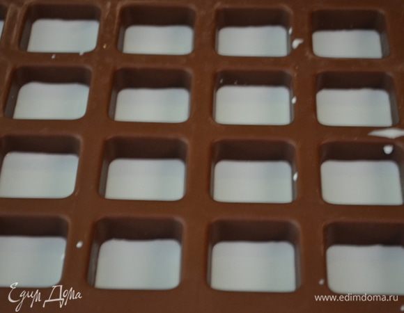 Разливаем по столовой ложке примерно, чтоб дно было закрыто.
Ставим в морозильник на 2 часа.

