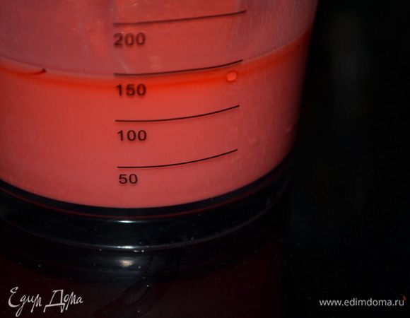 Готовим третий слой. Смешиваем молоко и несколько капель красного пищевого красителя. Разливаем по поверхности . Ставим в холодильник на 2 часа или ночь.