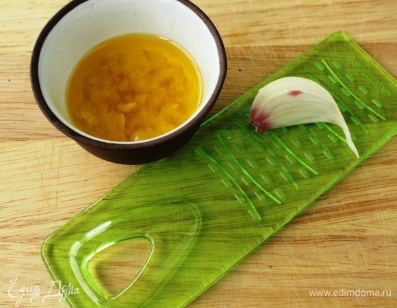 Чеснок измельчить и залить 2 ст.л. оливкового масла.