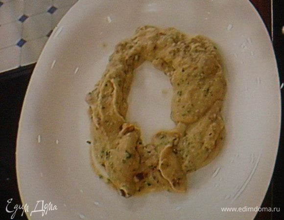 В блендере взбить фасоль с 2 зубчиками чеснока и половиной лимонного сока до пюреобразного состояния (доливая по надобности фасолевый отвар), добавить половину тимьяна, чили, соль и перец по вкусу. В конце вбить масло.