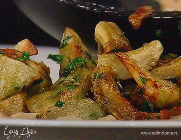 Баклажаны очистить, порезать на кусочки. По желанию посолить, чтобы стекла горечь (я этого не делаю). Шалот и оставшийся чеснок мелко порубить, обжарить на разогретом оливковом масле. Когда луково-чесночные запахнут, добавить баклажан, обжарить вместе до золотистой корочки, посолить, поперчить, добавить нарубленную петрушку.