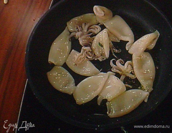 "Бэби"-кальмарчики продаются, как правило, уже готовыми к  кулинарной обработке. Их достаточно промыть под проточной водой. 