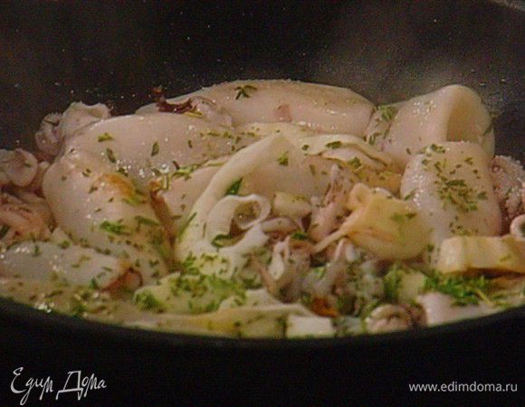 На той же сковородке  обжарить кальмары на оливковом масле с добавлением тимьяна, петрушки в течении нескольких минут, посолить, поперчить, сбрызнуть соком лимона.